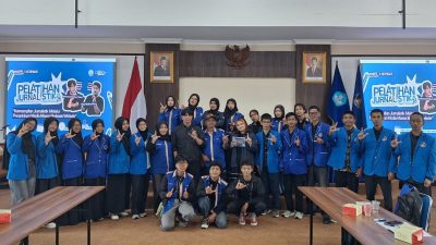 Pembimbing UKM Pers Pituluik Sulaiman Juned bersama pemateri dan Anggota UKM Pers Pituluik ISI Padangpanjang usai pelatihan, Senin (07/09/2026).