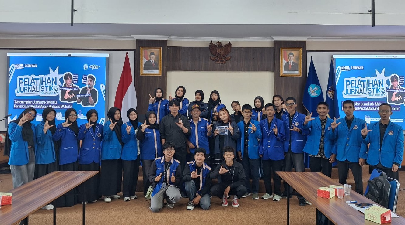 Pembimbing UKM Pers Pituluik Sulaiman Juned bersama pemateri dan Anggota UKM Pers Pituluik ISI Padangpanjang usai pelatihan, Senin (07/09/2026).