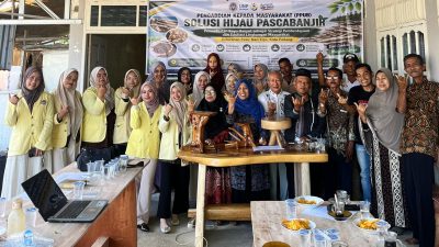 Foto bersama Program Pengabdian UNP Berdampak (PPUB) 2026 kawasan pesisir Kelurahan Pasie Nan Tigo, Kecamatan Koto Tangah, Kota Padang.