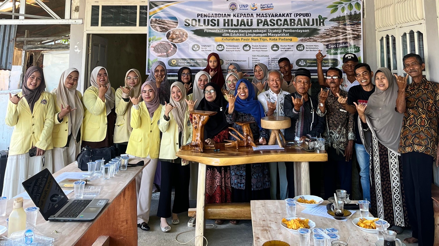 Foto bersama Program Pengabdian UNP Berdampak (PPUB) 2026 kawasan pesisir Kelurahan Pasie Nan Tigo, Kecamatan Koto Tangah, Kota Padang.