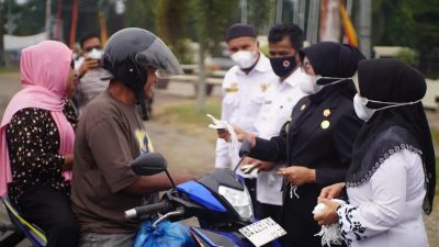 Wakil Bupati Dharmasraya Leli Arni bersama jajaran saat membagikan masker kepada pengguna jalan di Pulau Punjung, Dharmasraya.