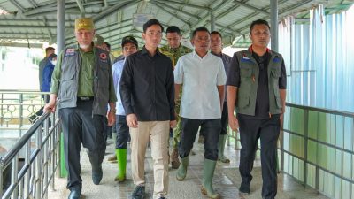 Wakil Presiden RI Gibran Rakabuming Raka didampingi Gubernur Sumbar Mahyeldi dan Wagub Sumbar Vasko Ruseimy saat membezuk korban galodo di RSUD Arosuka, Jum’at (25/09/2026).