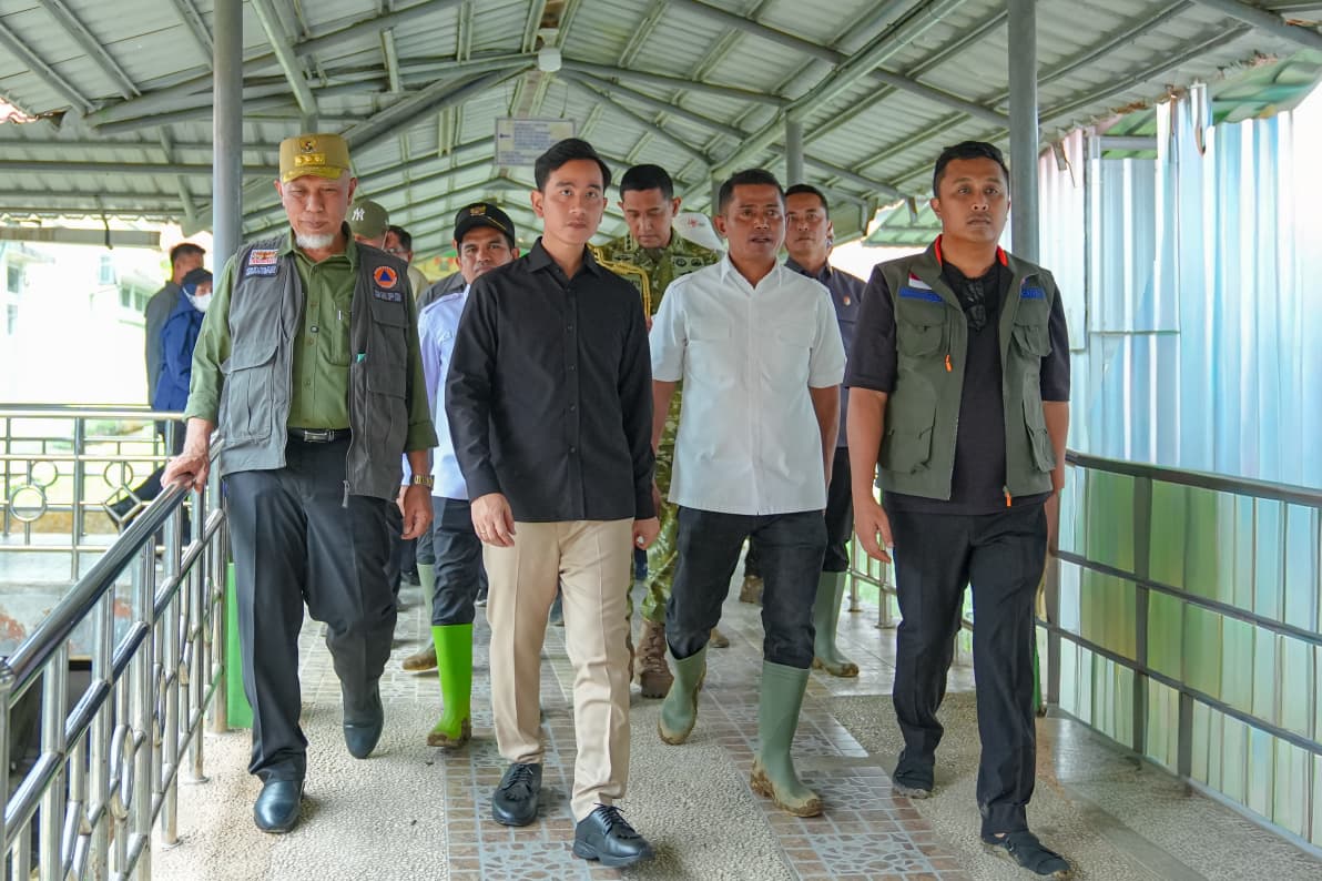Wakil Presiden RI Gibran Rakabuming Raka didampingi Gubernur Sumbar Mahyeldi dan Wagub Sumbar Vasko Ruseimy saat membezuk korban galodo di RSUD Arosuka, Jum’at (25/09/2026).