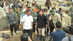 Wakil Presiden RI Gibran Rakabuming Raka didampingi Gubernur Sumbar Mahyeldi dan Bupati Solok Jon Firman Pandu saat meninjau lokasi bencana Galodo di Arosuka, Nagari Batang Baru, Kabupaten Solok, Jum’at (25/09/2026).