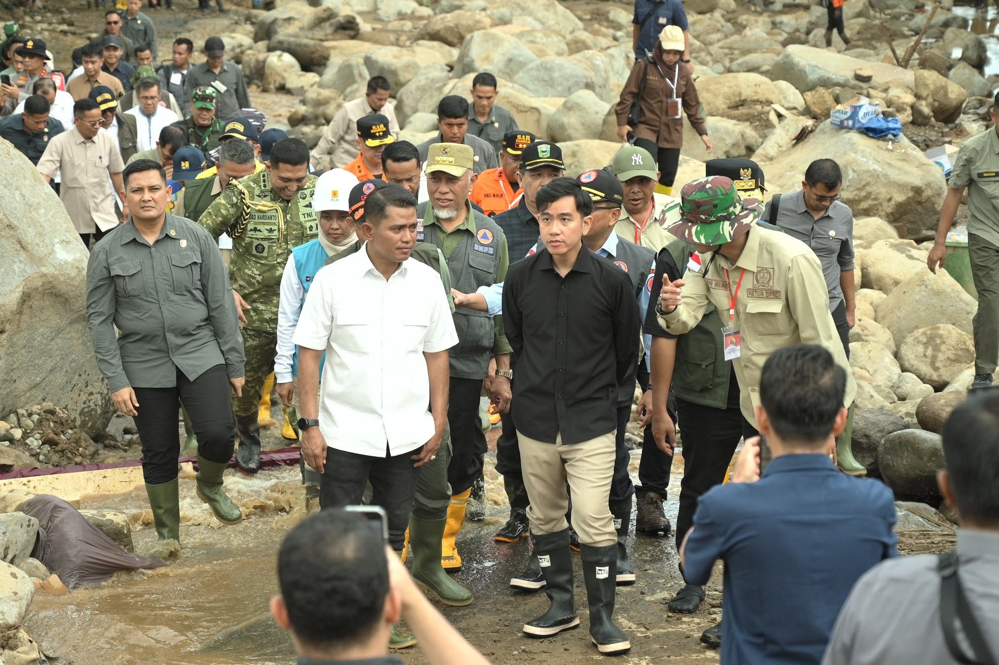 Wakil Presiden RI Gibran Rakabuming Raka didampingi Gubernur Sumbar Mahyeldi dan Bupati Solok Jon Firman Pandu saat meninjau lokasi bencana Galodo di Arosuka, Nagari Batang Baru, Kabupaten Solok, Jum’at (25/09/2026). 