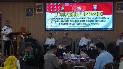Wakil Wali Kota Padangpanjang Allex Saputra ketika membuka FGD Peran Pemerintah Bersama Masyarakat dalam Meningkatkan Ketahanan Pangan Guna Pemulihan Ekonomi Masyarakat di Wilayah Hukum Polres Padangpanjang, di Aula Bhayangkara Tathya Dharaka Polres, Rabu (16/09/2026). 