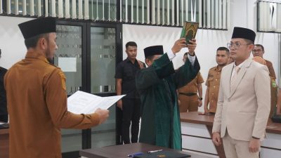 Wakil Wali Kota Padangpanjang Allex Saputra saat melantik Azani Maizuar sebagai Kepala Dinas Perdakop UMKM Kota Padangpanjang, Senin (21/09/2026).