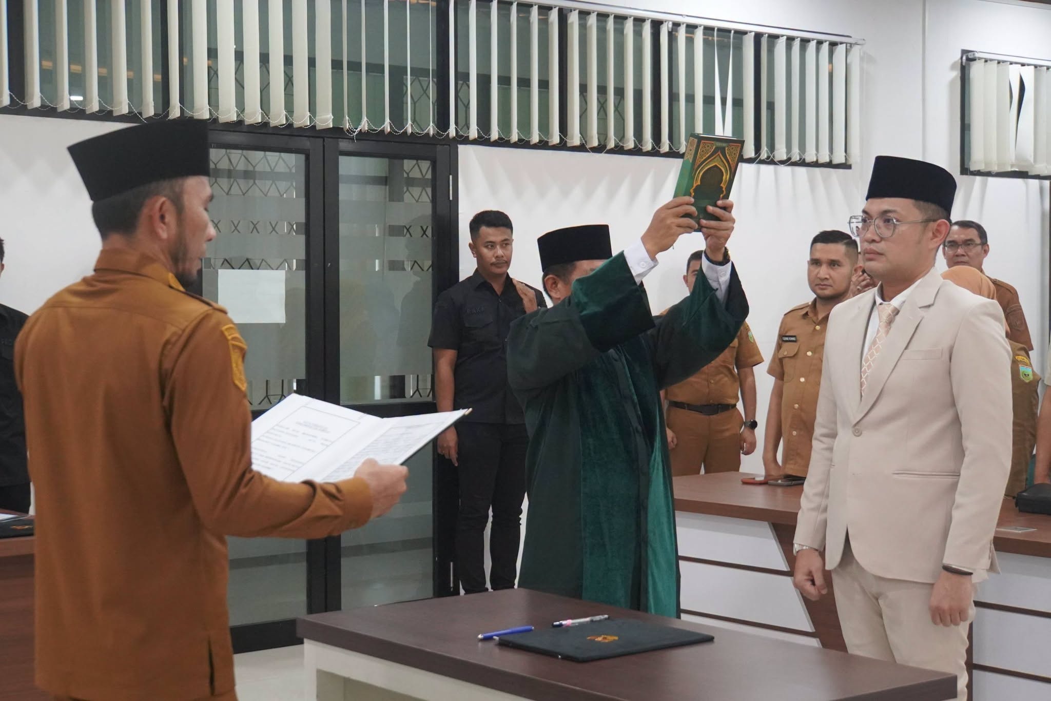 Wakil Wali Kota Padangpanjang Allex Saputra saat melantik Azani Maizuar sebagai Kepala Dinas Perdakop UMKM Kota Padangpanjang, Senin (21/09/2026).