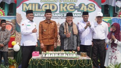 Wakil Wali Kota Padangpanjang Allex Saputra bersama Kepala Kanwil Kemenag Sumbar Anwar, Kepala Kemenag Padangpanjang Muhklis M, penceramaha Ustad Ristawardi saat peringatan Milad ke 48 MTsN Padangpanjang, Senin (07/09/2026).