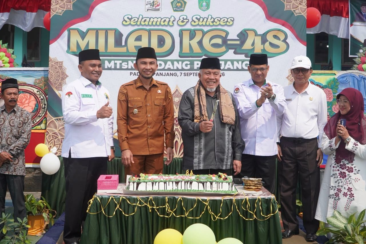 Wakil Wali Kota Padangpanjang Allex Saputra bersama Kepala Kanwil Kemenag Sumbar Anwar, Kepala Kemenag Padangpanjang Muhklis M, penceramaha Ustad Ristawardi saat peringatan Milad ke 48 MTsN Padangpanjang, Senin (07/09/2026).