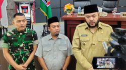 Wali Kota Padang Fadly Amran didampingi Ketua DPRD Muharlion saat memberikan keterangan kepada wartawan, Senin (14/09/2026).