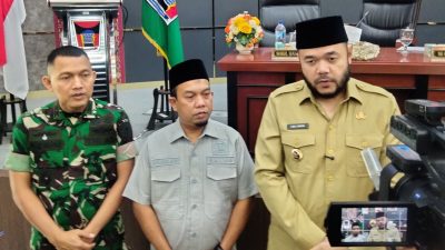 Wali Kota Padang Fadly Amran didampingi Ketua DPRD Muharlion saat memberikan keterangan kepada wartawan, Senin (14/09/2026).