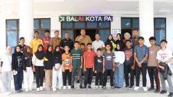 Wali Kota Pariaman Yota Balad bersama ketua KONI Edison TRD saat melepas 20 Atlet Tarung Derajat mengikuti Kejurprov di Kota Padang, Senin (07/09/2026).