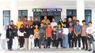 Wali Kota Pariaman Yota Balad bersama ketua KONI Edison TRD saat melepas 20 Atlet Tarung Derajat mengikuti Kejurprov di Kota Padang, Senin (07/09/2026).