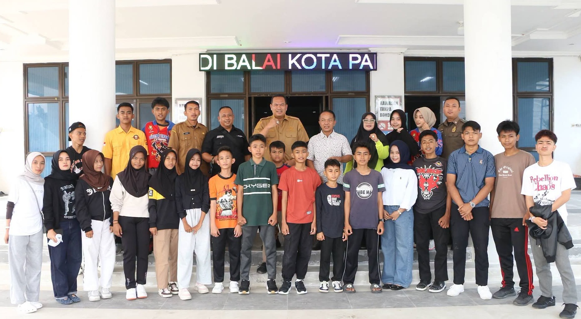Wali Kota Pariaman Yota Balad bersama ketua KONI Edison TRD saat melepas 20 Atlet Tarung Derajat mengikuti Kejurprov di Kota Padang, Senin (07/09/2026).
