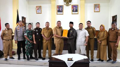Wali Kota Pariaman Yota Balad bersama Wawako Mulyadi menyerahkan Nota Jawaban terhadap Pandangan Umum Fraksi DPRD dalam pembahas RAPBD Perubahan Tahun 2026, Senin (07/09/2026).  