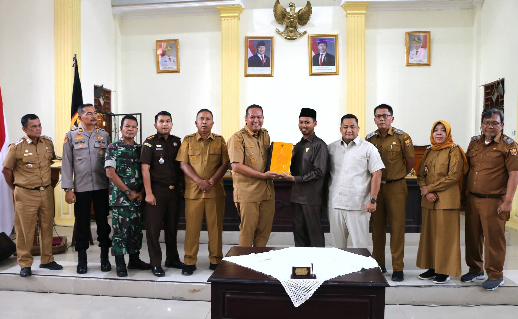 Wali Kota Pariaman Yota Balad bersama Wawako Mulyadi menyerahkan Nota Jawaban terhadap Pandangan Umum Fraksi DPRD dalam pembahas RAPBD Perubahan Tahun 2026, Senin (07/09/2026).  
