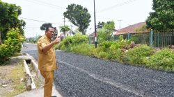 Wali Kota Pariaman, Yota Balad saat mengunjungi lokasi pengaspalan 31 ruas jalan yang diperbaiki di beberapa wilayah Kota Pariaman.  