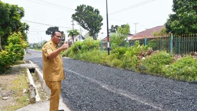 Wali Kota Pariaman, Yota Balad saat mengunjungi lokasi pengaspalan 31 ruas jalan yang diperbaiki di beberapa wilayah Kota Pariaman.  