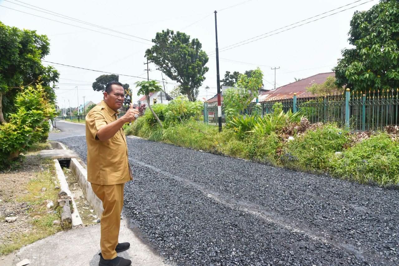 Wali Kota Pariaman, Yota Balad saat mengunjungi lokasi pengaspalan 31 ruas jalan yang diperbaiki di beberapa wilayah Kota Pariaman.  