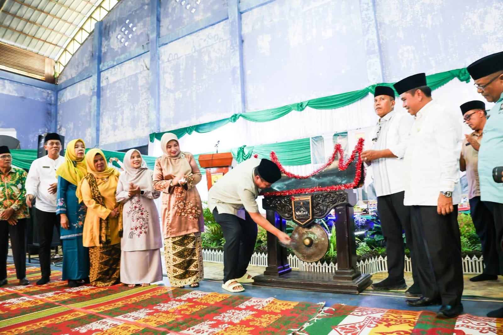 Wali Kota Pariaman Yota Balad didampingi Wawako Mulyadi saat membuka lomba Tahfiz MDTA dan Hafiz Cilik di GOR Rajo Bujang, Jumat (25/09/2026).