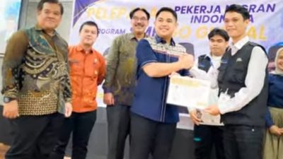 Wamen P2MI Dzulfikar Ahmad Tawalla saat melepas 40 peserta Pelatihan Food Patisserie dan Food Service Program SMK Go Global Balai Pelayanan Pelindungan Pekerja Migran Indonesia (BP3MI) Sumbar ke Malaysia, Jum'at (18/09/2026).