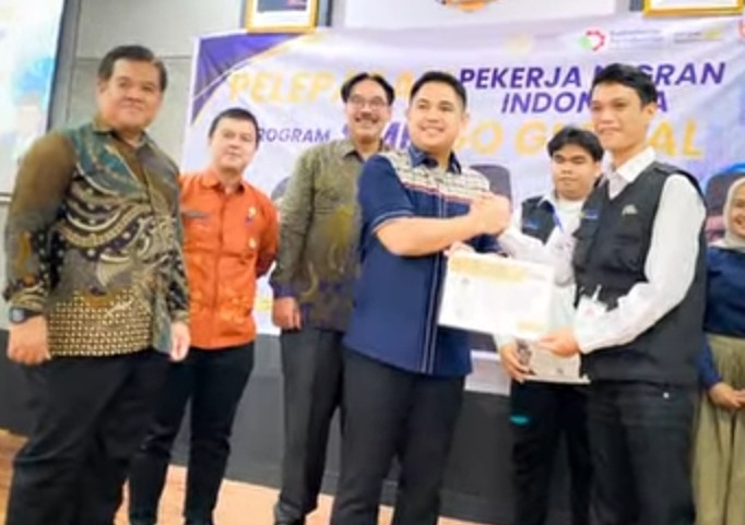 Wamen P2MI Dzulfikar Ahmad Tawalla saat melepas 40 peserta Pelatihan Food Patisserie dan Food Service Program SMK Go Global Balai Pelayanan Pelindungan Pekerja Migran Indonesia (BP3MI) Sumbar ke Malaysia, Jum'at (18/09/2026). 