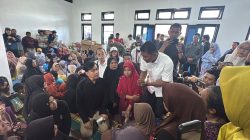 Wakil Presiden Republik Indonesia Gibran Rakabuming Raka didampingi Bupati Solok Jon Firman Pandu saat berdialog dengan pengungsi korban di Posko Pengungsi Balai Pemuda Kayu Aro, Batang Barus, Kecamatan Gunung Talang, Jumat (25/09/2026).