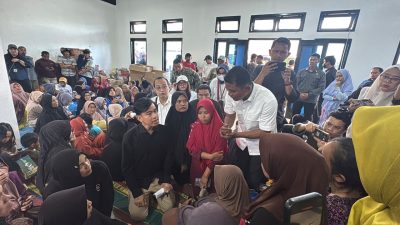 Wakil Presiden Republik Indonesia Gibran Rakabuming Raka didampingi Bupati Solok Jon Firman Pandu saat berdialog dengan pengungsi korban di Posko Pengungsi Balai Pemuda Kayu Aro, Batang Barus, Kecamatan Gunung Talang, Jumat (25/09/2026). 