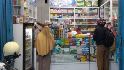 Masyarakat mulai sibuk membeli masker dan obat batuk di sejumlah apotek di Kota Padang, Senin (07/09/2026).