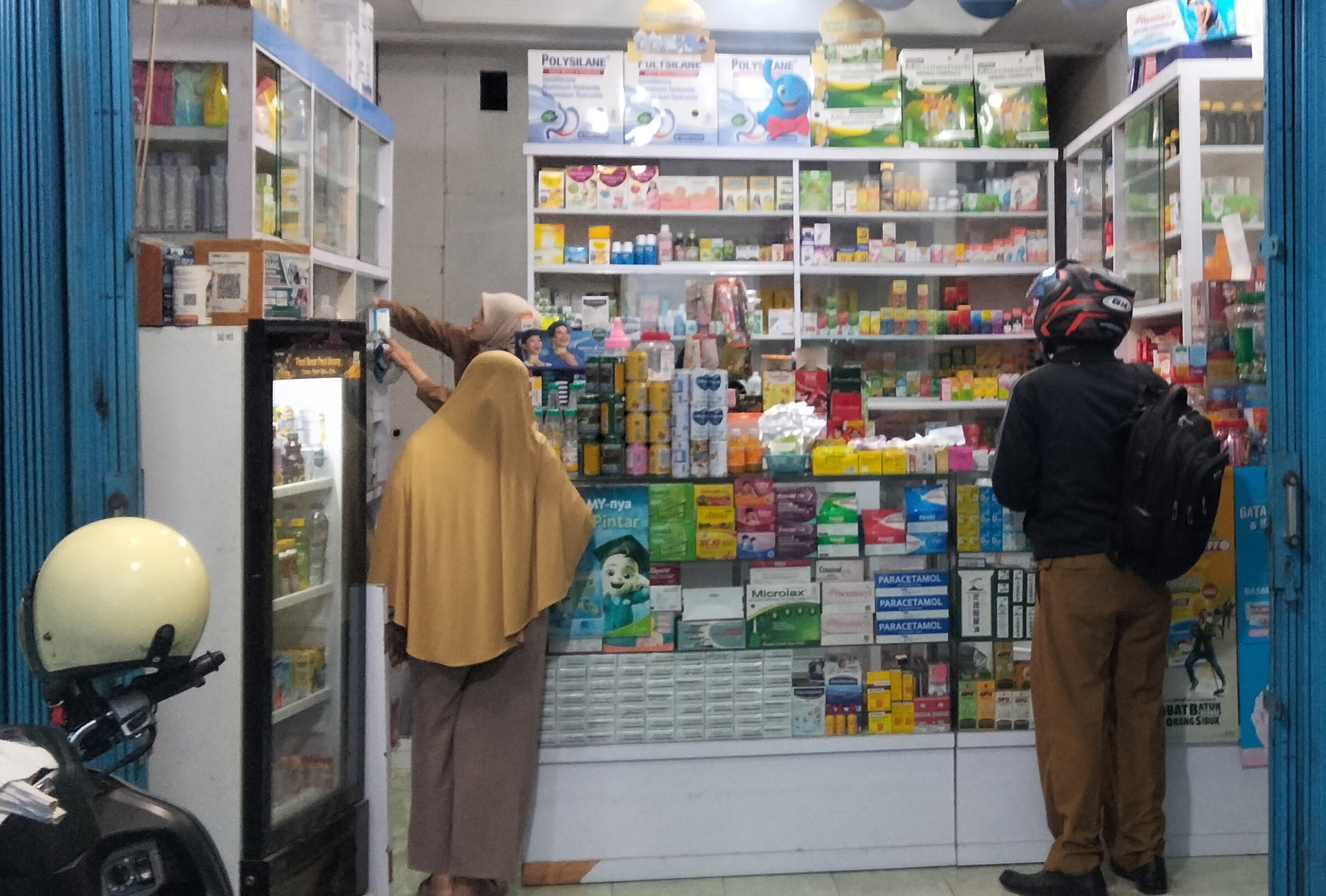 Masyarakat mulai sibuk membeli masker dan obat batuk di sejumlah apotek di Kota Padang, Senin (07/09/2026).