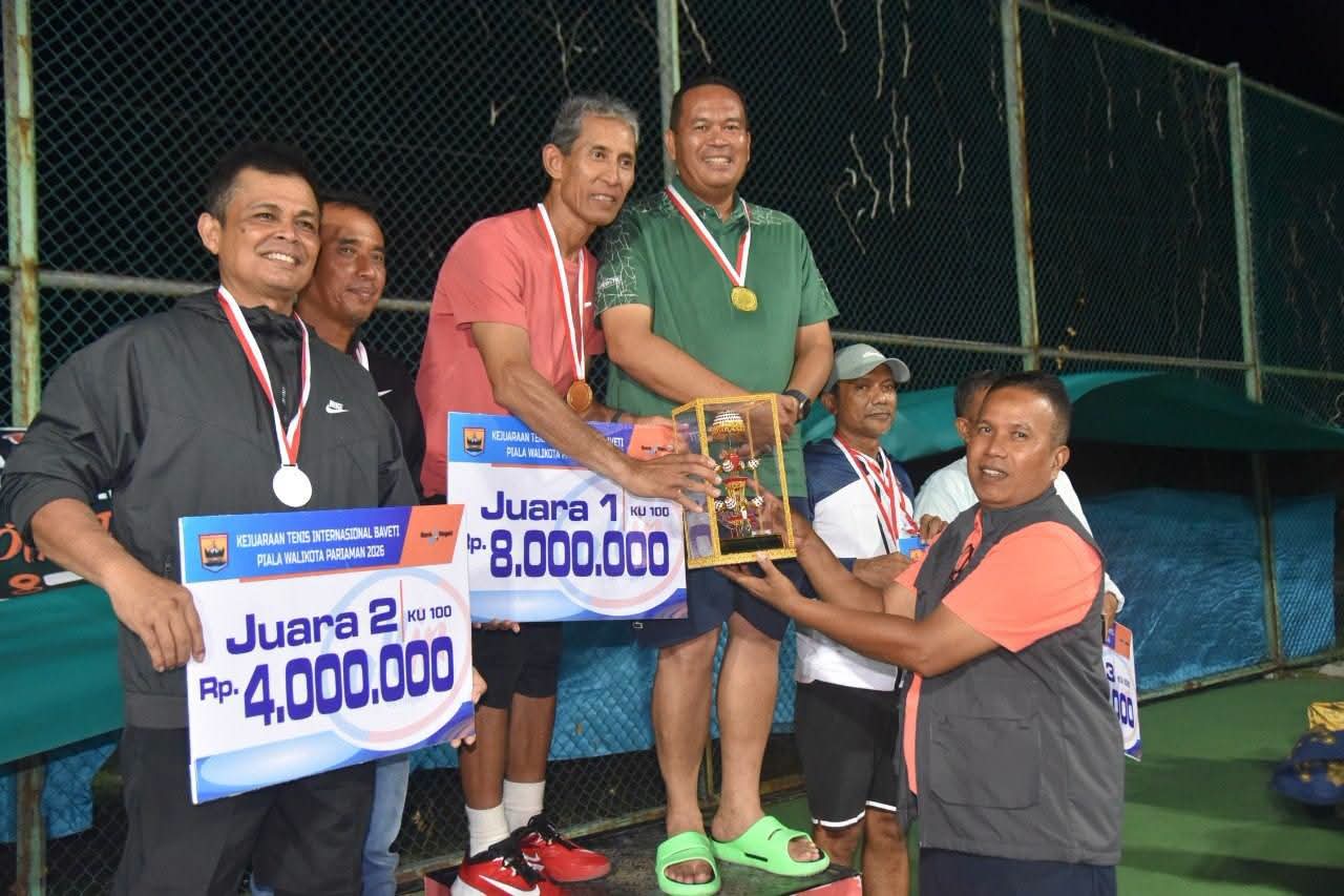 Wakil Wali Kota Pariaman Mulyadi saat menutup Turnamen Tenis Internasional BAVETI di GOR Rajo Bujang, Kota Pariaman, Senin (07/09/2026).  