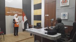 Siswi SMAN 1 Bukittinggi Hurriya Rahima Adabi saat menjalani latihan yang dibimbing Dr. Sulaiman Juned, S.Sn., M.Sn.