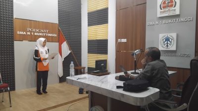 Siswi SMAN 1 Bukittinggi Hurriya Rahima Adabi saat menjalani latihan yang dibimbing Dr. Sulaiman Juned, S.Sn., M.Sn.