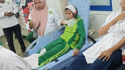 Siswi MTsN 1 Pariaman mendapatkan perawatan di RSUD M Yamin usai mengalami keracunan MBG, Senin (14/09/2026).