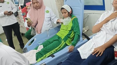 Siswi MTsN 1 Pariaman mendapatkan perawatan di RSUD M Yamin usai mengalami keracunan MBG, Senin (14/09/2026).