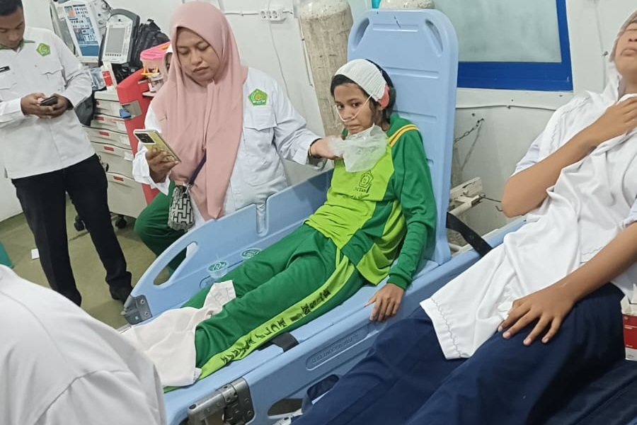 Siswi MTsN 1 Pariaman mendapatkan perawatan di RSUD M Yamin usai mengalami keracunan MBG, Senin (14/09/2026). 