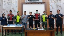 Karutan Padangpanjang Novri Abbas, SH., MH saat menunjukan hasil tes urine yang disaksikan APH dan wartawan.