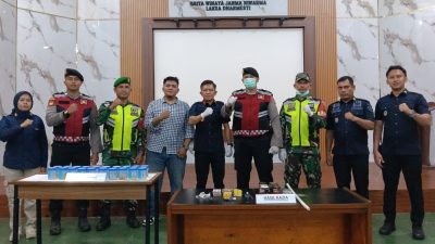 Karutan Padangpanjang Novri Abbas, SH., MH saat menunjukan hasil tes urine yang disaksikan APH dan wartawan.