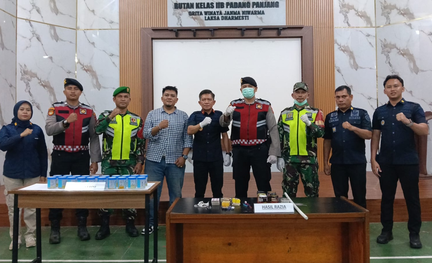 Karutan Padangpanjang Novri Abbas, SH., MH saat menunjukan hasil tes urine yang disaksikan APH dan wartawan.