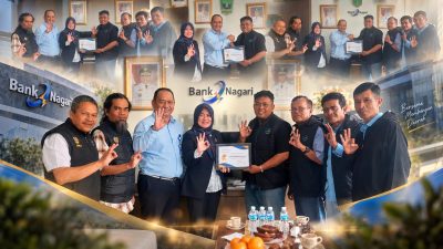 Ketua PWI Kota Padangpanjang Supriyanto bersama pengurus PWI saat menyerahkan Piagam Penghargaan kepada mantan Kepala Cabang Bank Nagari Padangpanjang Handre Irviyandi didampingi Kepala Cabang Bank Nagari Rinche Nurdian, Senin (21/09/2026).  