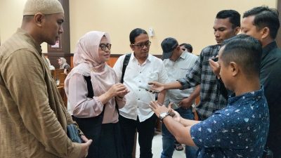 Ahli Pidana Fakultas Hukum Universitas Andalas (Unand), Dr. Nani Mulyati, SH, M.CL didampingi Yogi Gilang Arya dan kuasa hukumnya Romi Martianus, SH., C.Med usai memberikan keterangan di Pengadilan Negeri Padang.