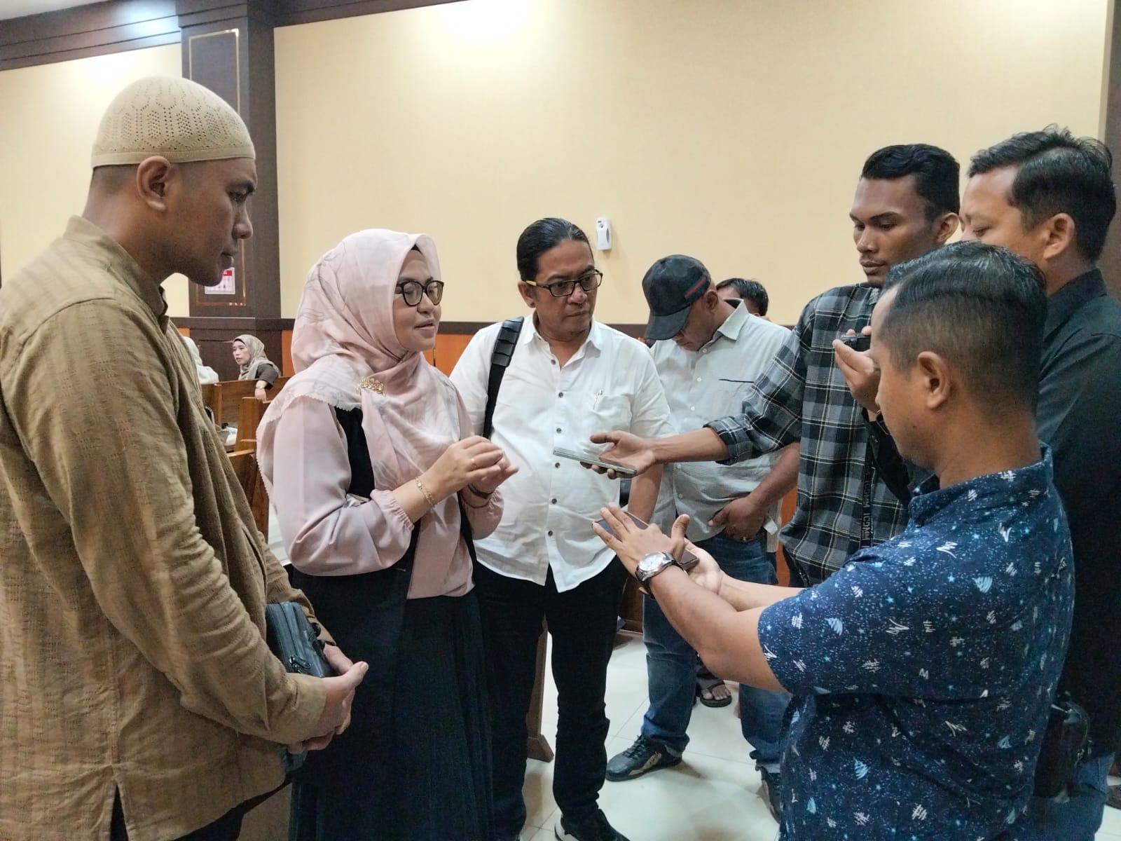 Ahli Pidana Fakultas Hukum Universitas Andalas (Unand), Dr. Nani Mulyati, SH, M.CL didampingi Yogi Gilang Arya dan kuasa hukumnya Romi Martianus, SH., C.Med usai memberikan keterangan di Pengadilan Negeri Padang.
