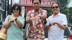 Camat Sikakap Rosalinda Sibabalat bersama Yogi Gilang Arya dan Advokatnya Romi Martianus, SH,. C.Med usai persidangan, Kamis (17/09/2026).
