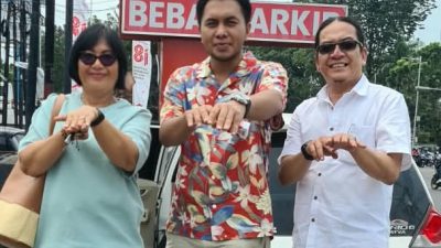 Camat Sikakap Rosalinda Sibabalat bersama Yogi Gilang Arya dan Advokatnya Romi Martianus, SH,. C.Med usai persidangan, Kamis (17/09/2026).
