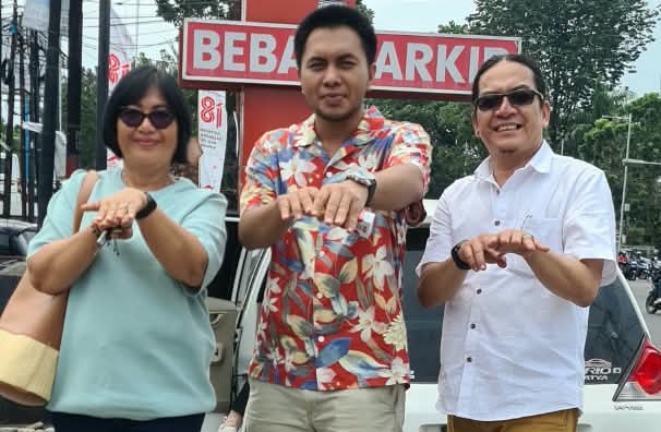 Camat Sikakap Rosalinda Sibabalat bersama Yogi Gilang Arya dan Advokatnya Romi Martianus, SH,. C.Med usai persidangan, Kamis (17/09/2026).
