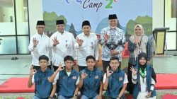 Gubernur Sumbar Mahyeldi Ansharullah bersama Direktur Utama Bank Nagari Gusti Candra, Direktur Keuangan Bank Nagari Roni Edrian dan peserta Nagari Mabit Camp 2026 di Masjid Raya Syekh Ahmad Khatib Al-Minangkabawi.