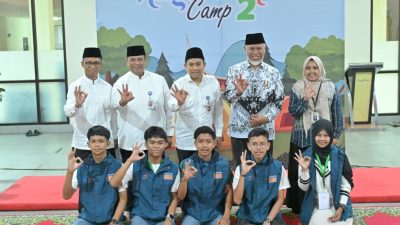 Gubernur Sumbar Mahyeldi Ansharullah bersama Direktur Utama Bank Nagari Gusti Candra, Direktur Keuangan Bank Nagari Roni Edrian dan peserta Nagari Mabit Camp 2026 di Masjid Raya Syekh Ahmad Khatib Al-Minangkabawi.