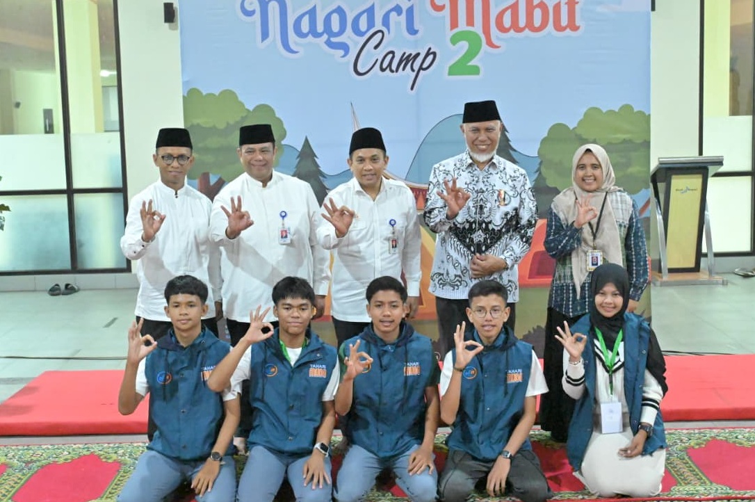 Gubernur Sumbar Mahyeldi Ansharullah bersama Direktur Utama Bank Nagari Gusti Candra, Direktur Keuangan Bank Nagari Roni Edrian dan peserta Nagari Mabit Camp 2026 di Masjid Raya Syekh Ahmad Khatib Al-Minangkabawi.