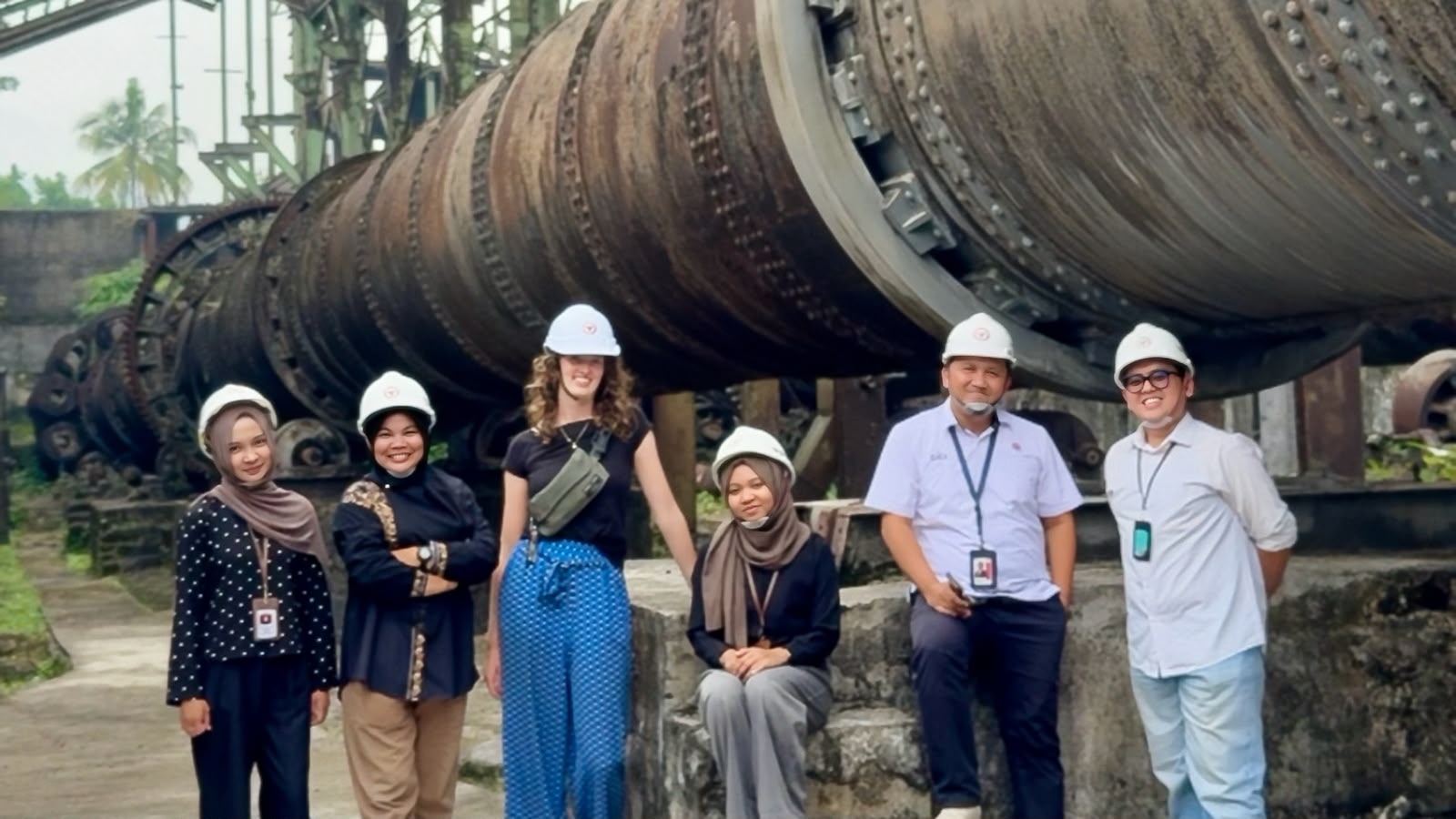 Marlou Geraedts ketika mengunjungi Pabrik PT. Semen Padang Indarung I menelusuri jejak leluhurnya yang berkaitan dengan lahirnya industri semen di Indonesia, Senin (14/09/2026).